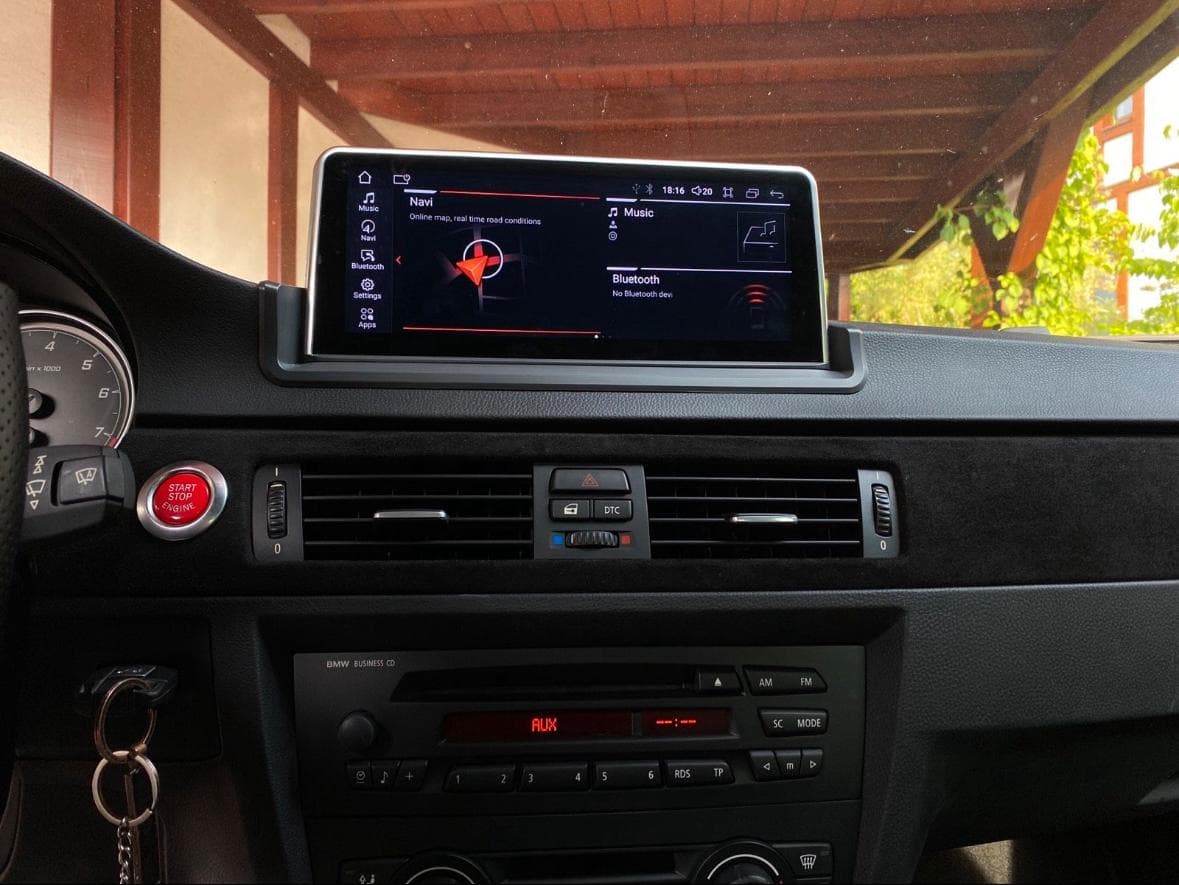 Apple CarPlay Nachrüstung – originales Fahrzeugdisplay mit CarPlay-Integration durch FF Customs