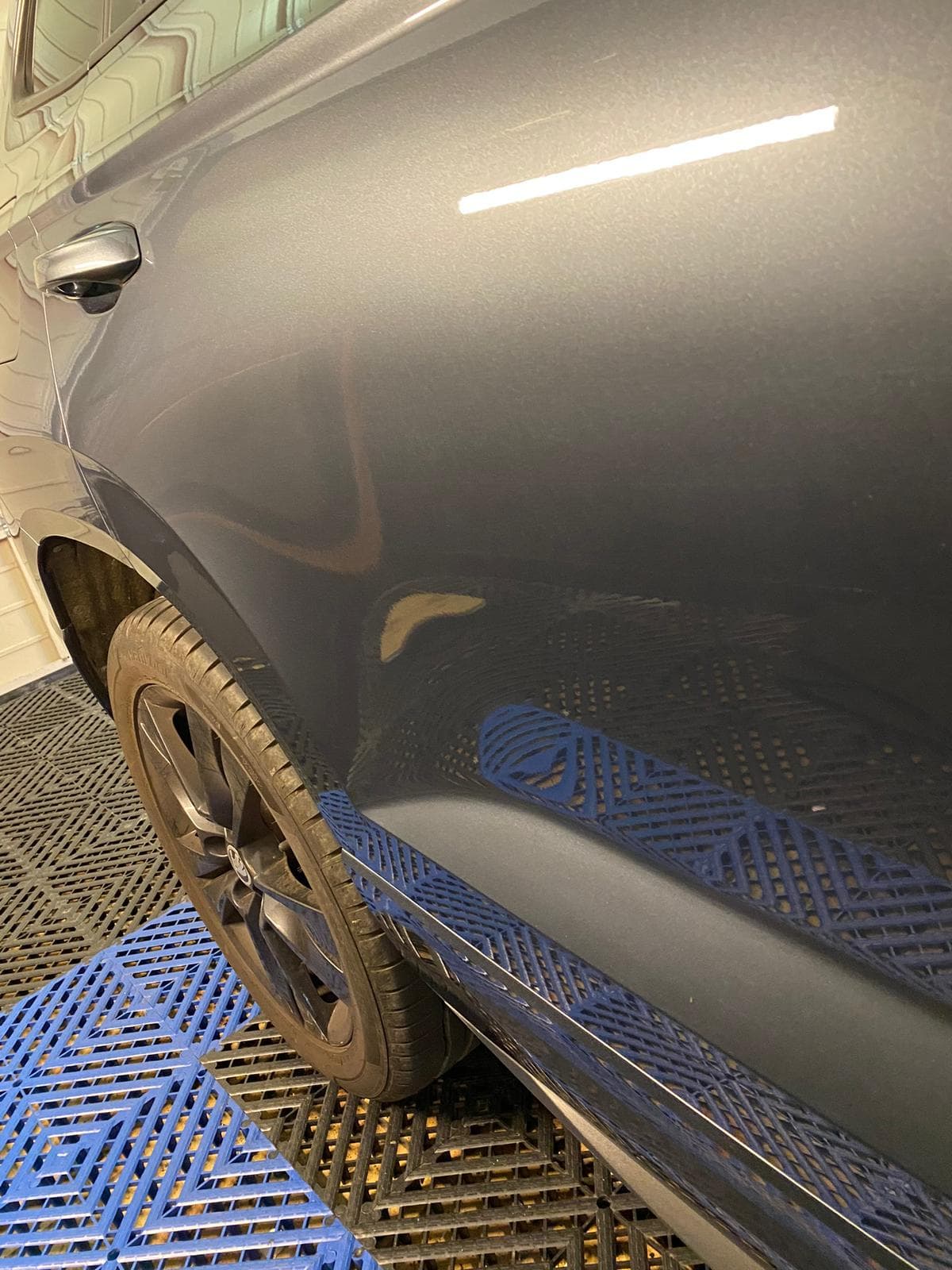 Lackpolitur Vorher-Nachher bei FF Customs – Kratzer und Swirl Marks entfernt, tiefer Hochglanz Lack – Nachher